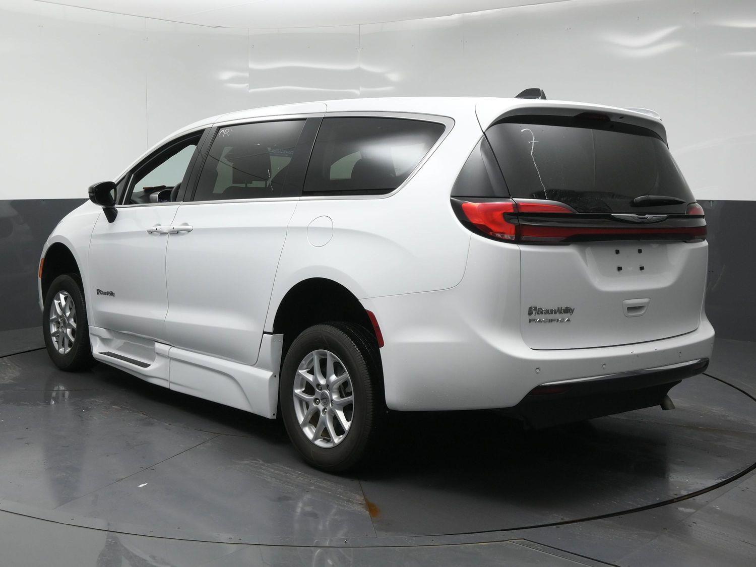 Certified Pre-Owned 2025 Chrysler Pacifica Select