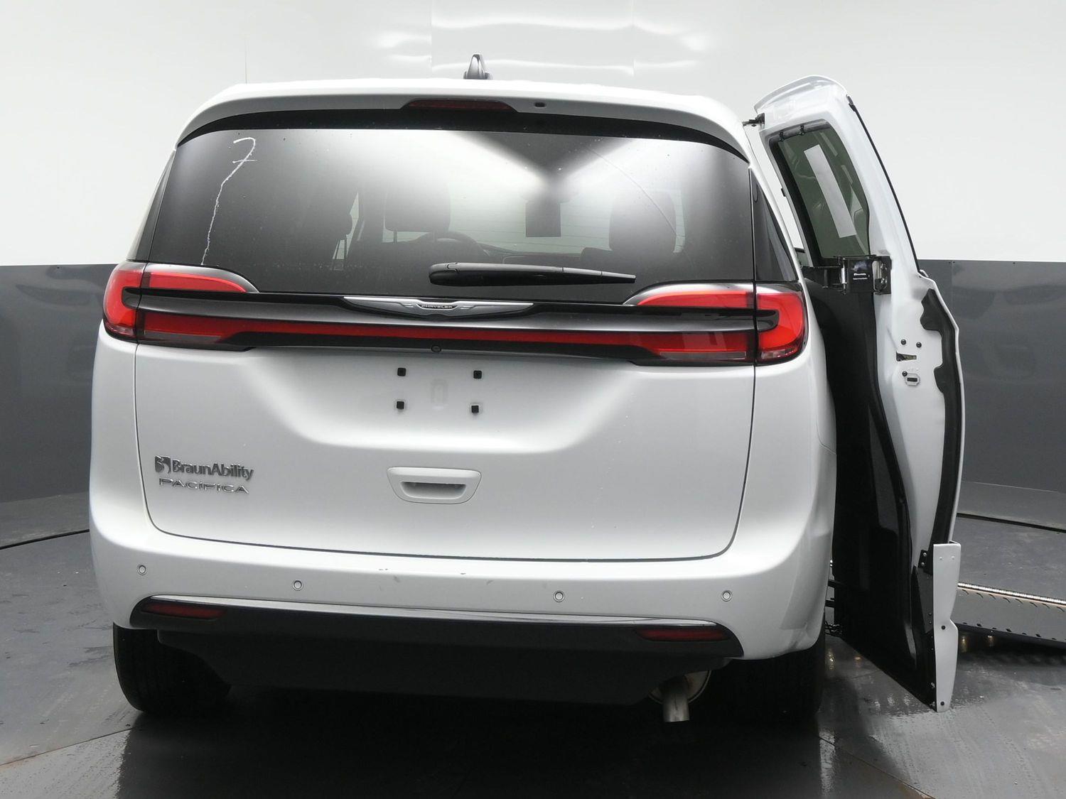 Certified Pre-Owned 2025 Chrysler Pacifica Select