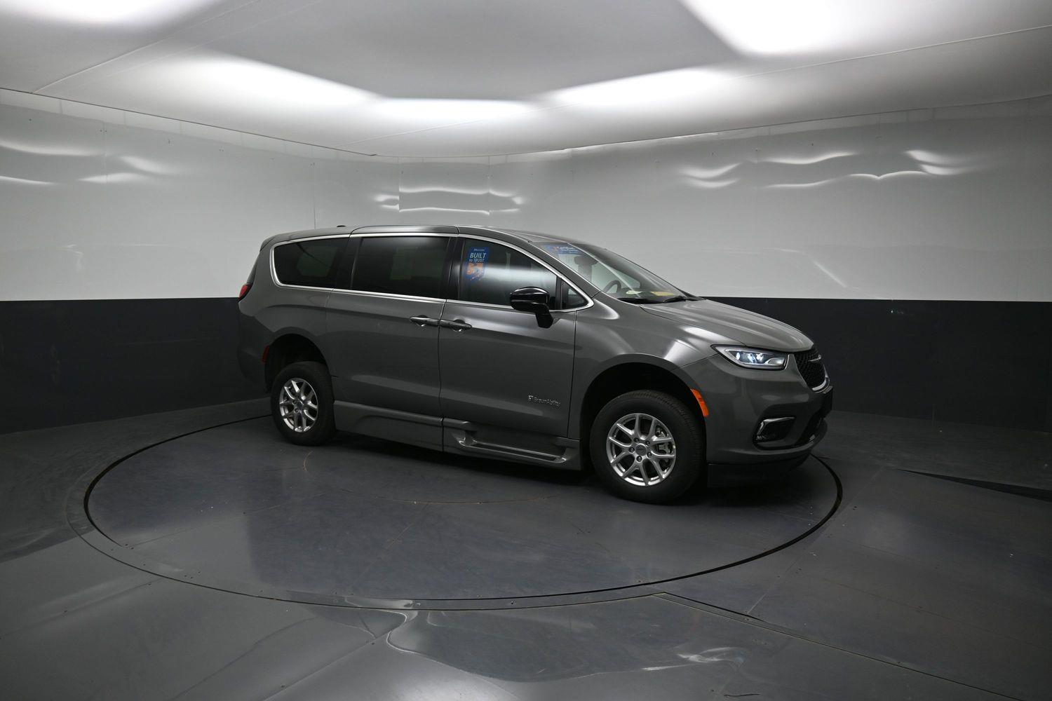 Certified Pre-Owned 2025 Chrysler Pacifica Select