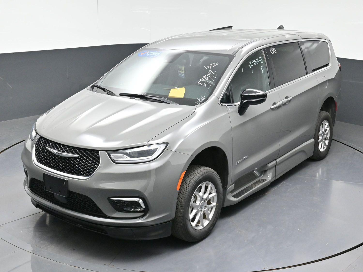 Certified Pre-Owned 2025 Chrysler Pacifica Select