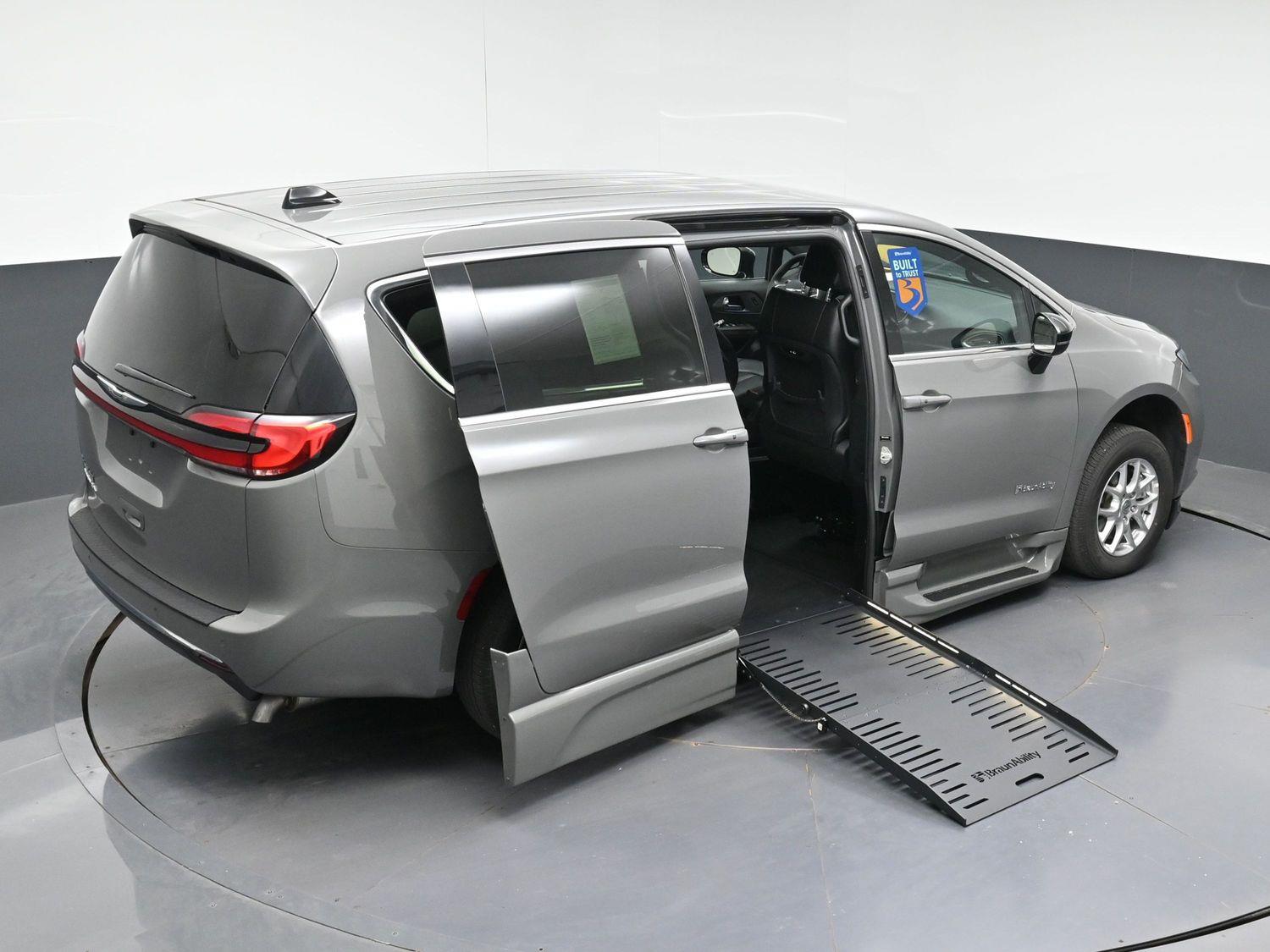 Certified Pre-Owned 2025 Chrysler Pacifica Select
