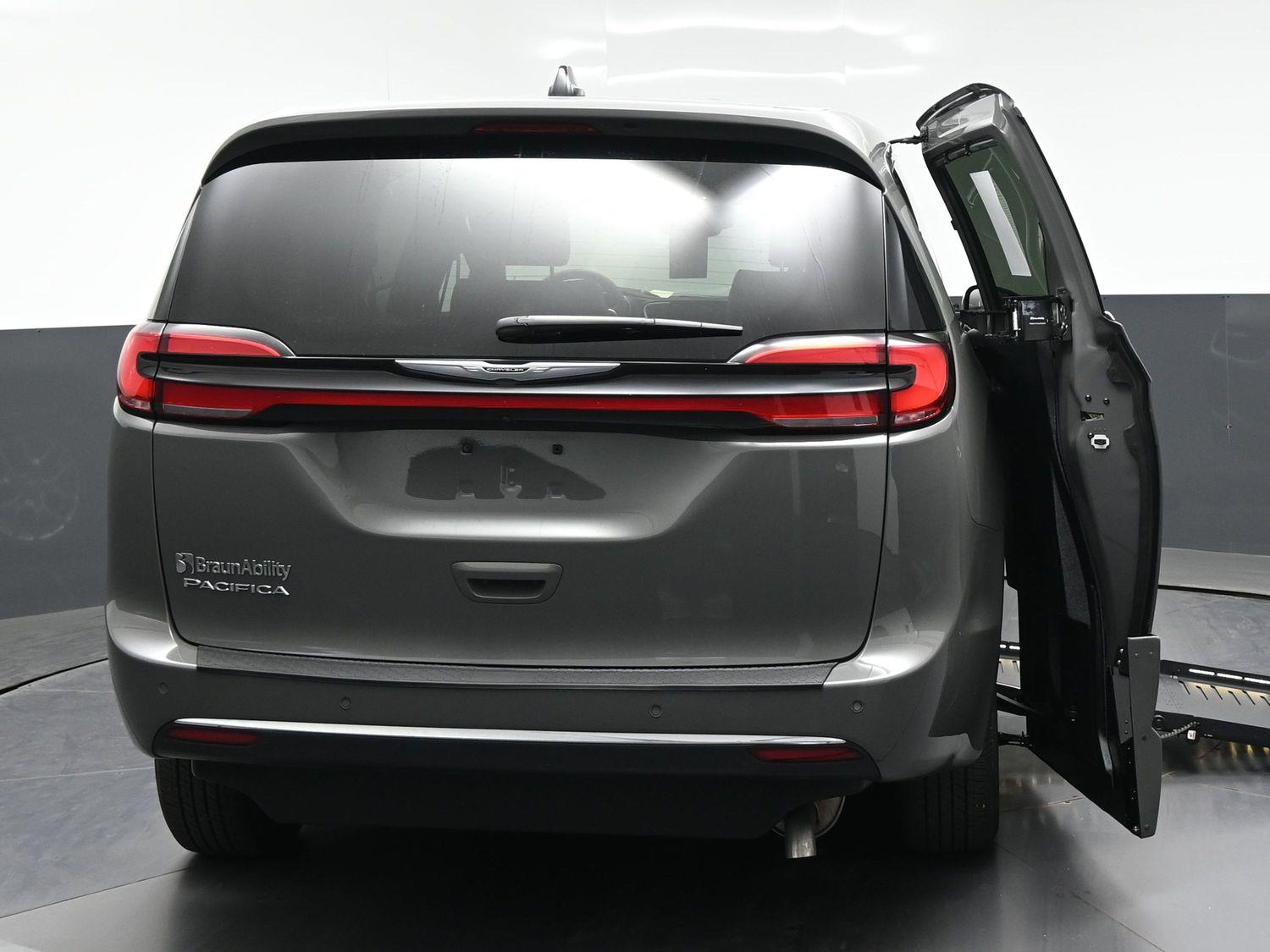 Certified Pre-Owned 2025 Chrysler Pacifica Select