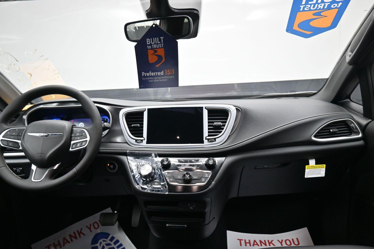 New 2026 Chrysler Pacifica Select