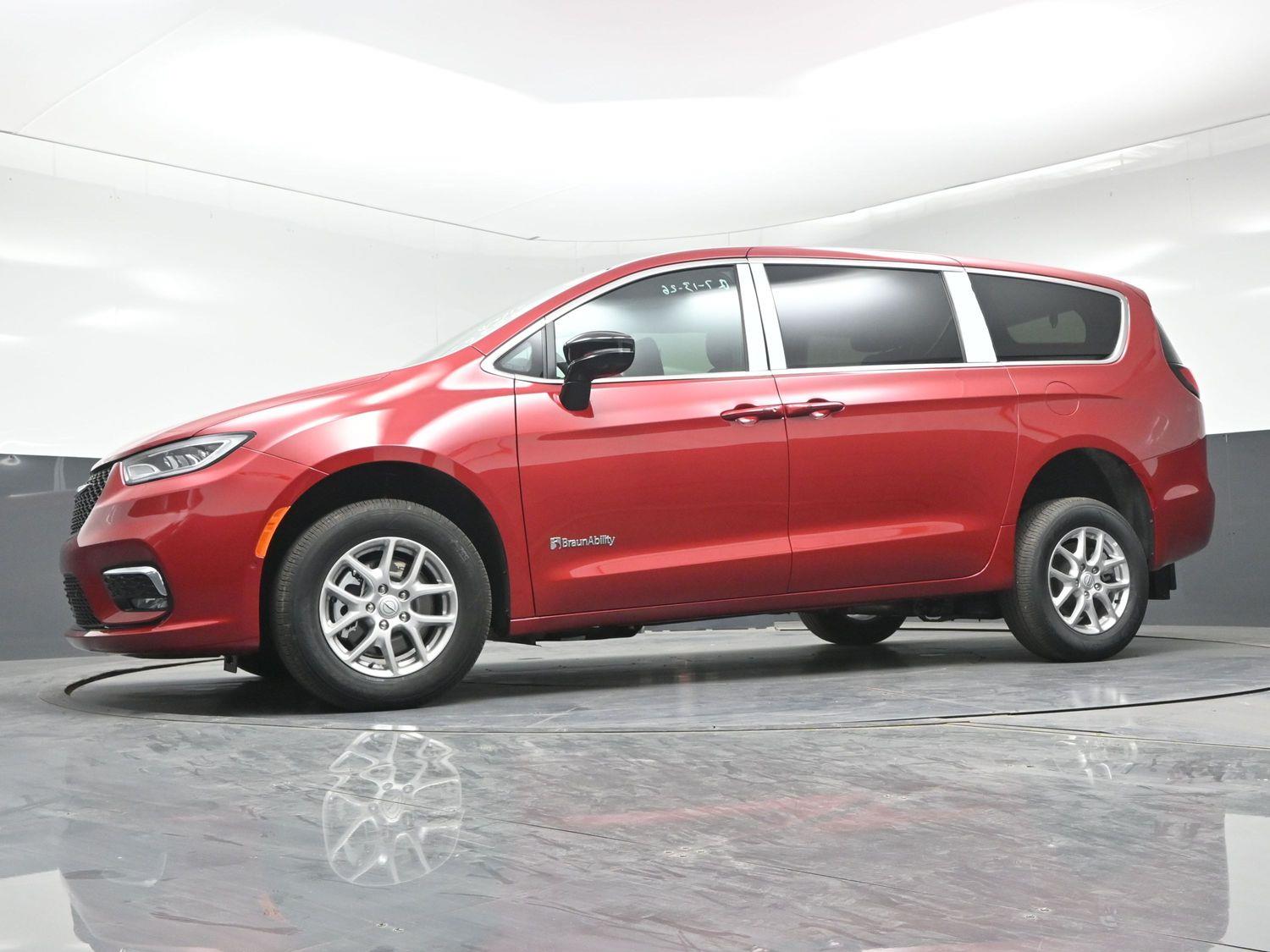 New 2026 Chrysler Pacifica Select