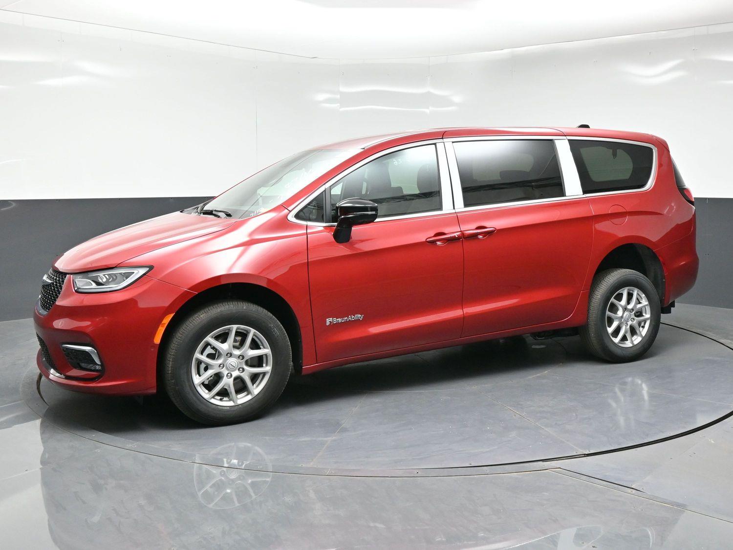 New 2026 Chrysler Pacifica Select