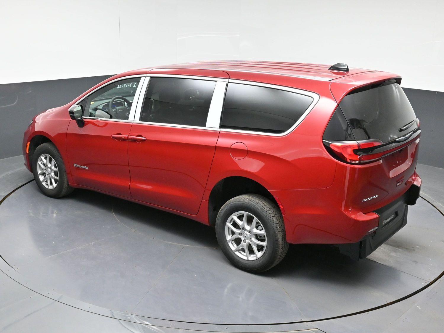 New 2026 Chrysler Pacifica Select