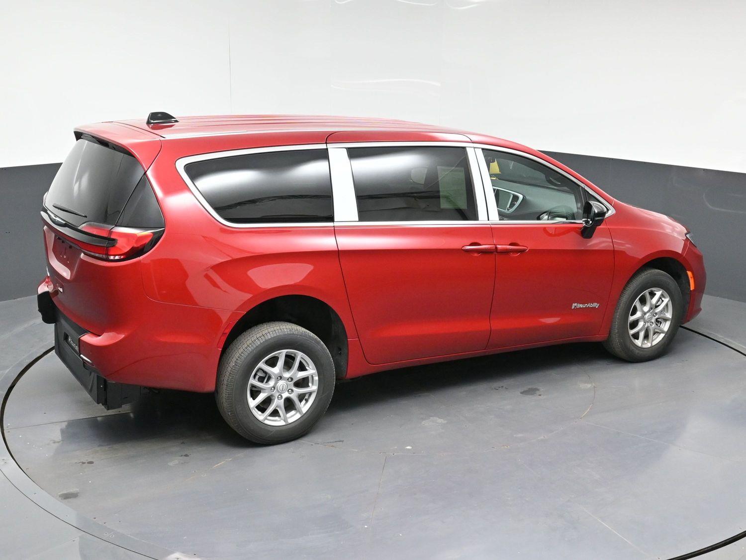 New 2026 Chrysler Pacifica Select
