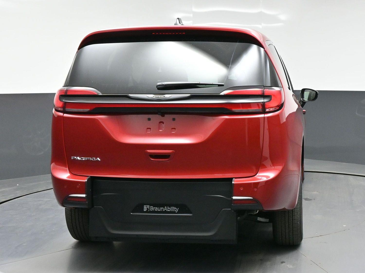 New 2026 Chrysler Pacifica Select