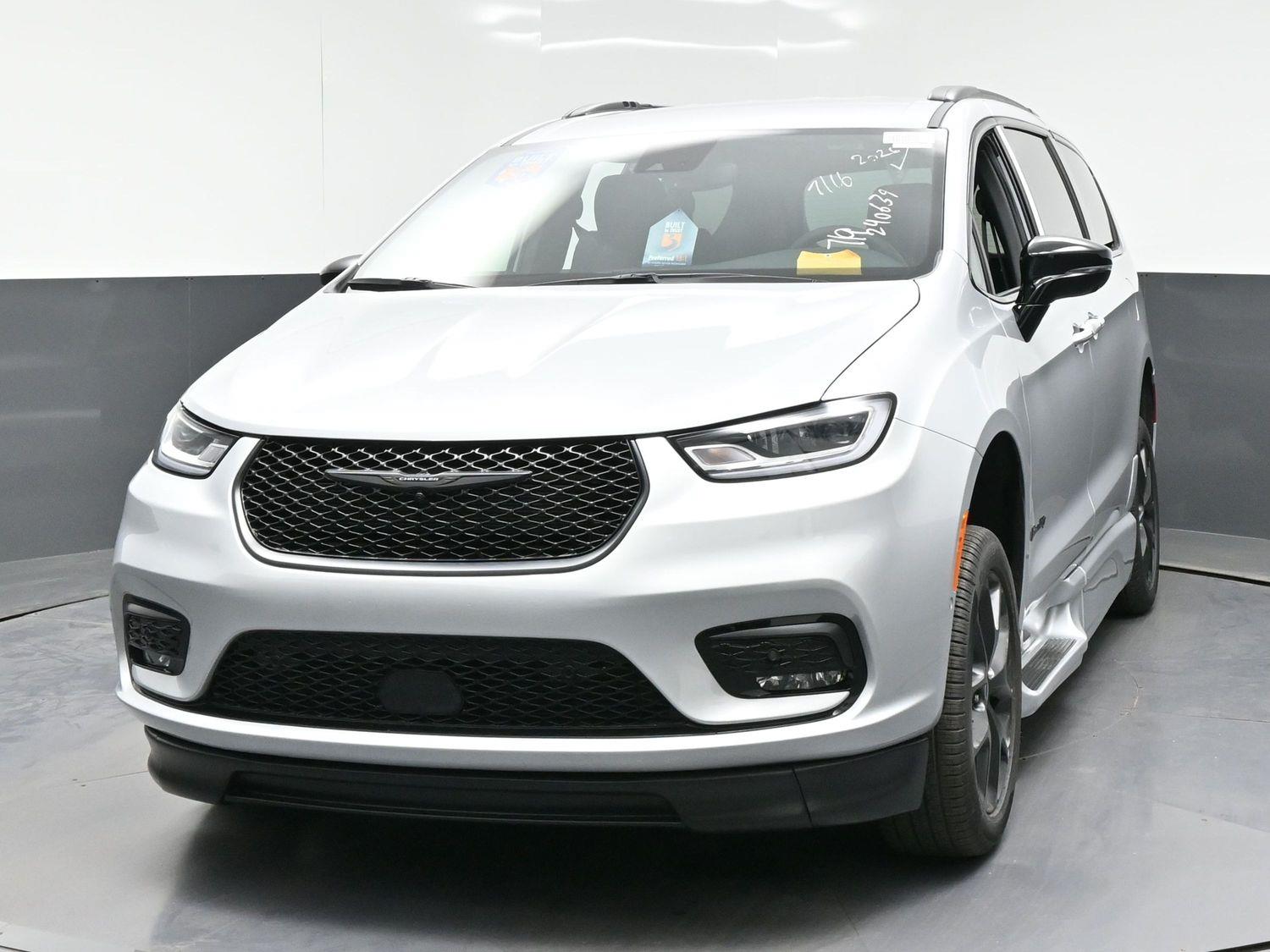 New 2026 Chrysler Pacifica Select