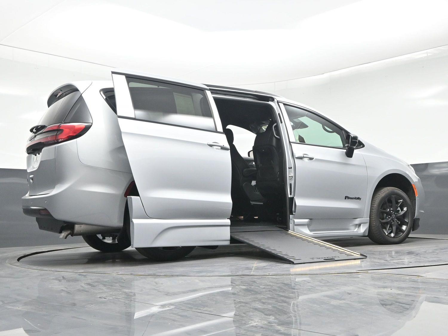 New 2026 Chrysler Pacifica Select