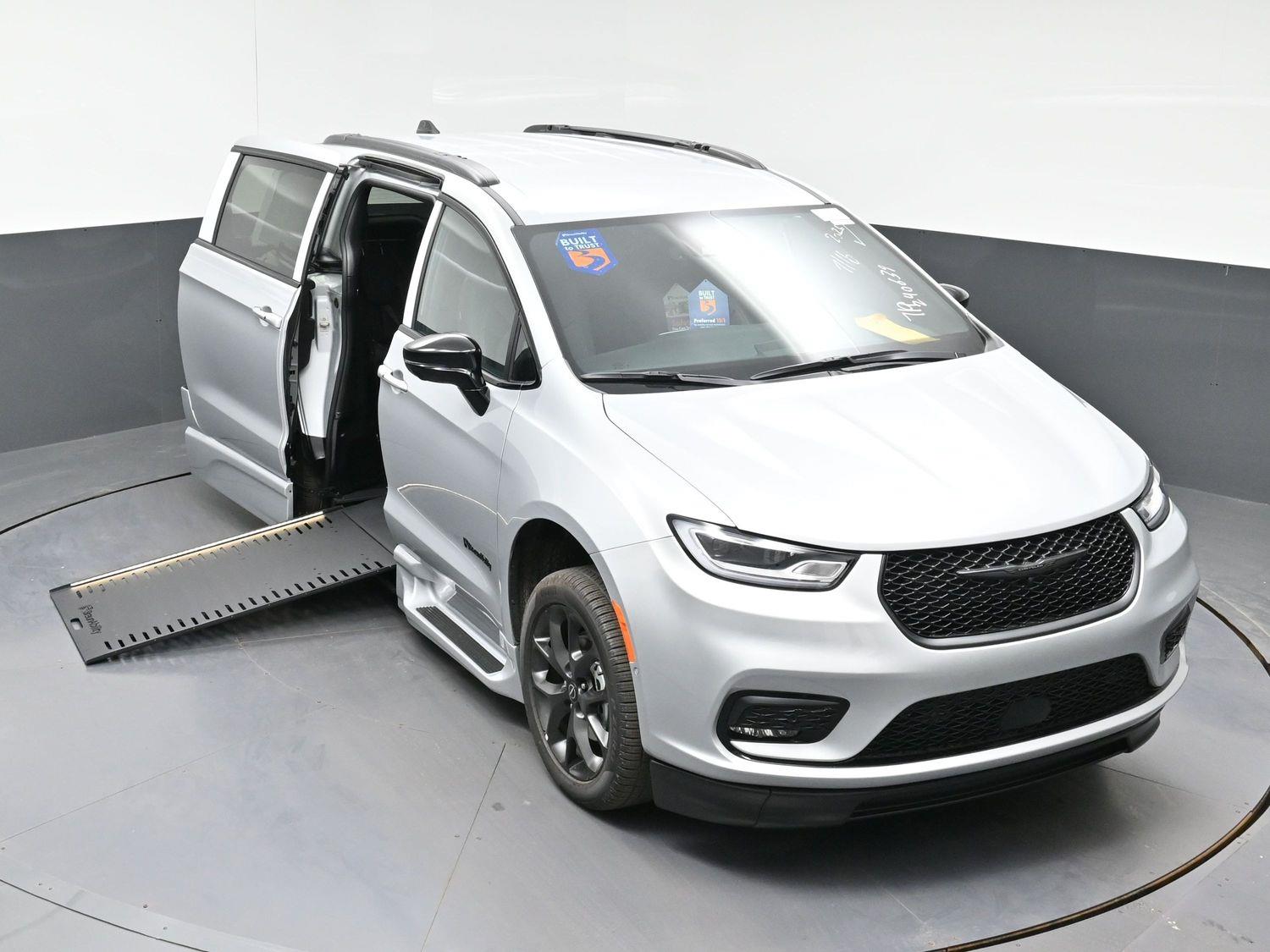New 2026 Chrysler Pacifica Select