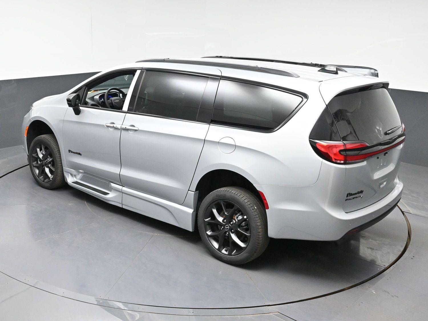 New 2026 Chrysler Pacifica Select