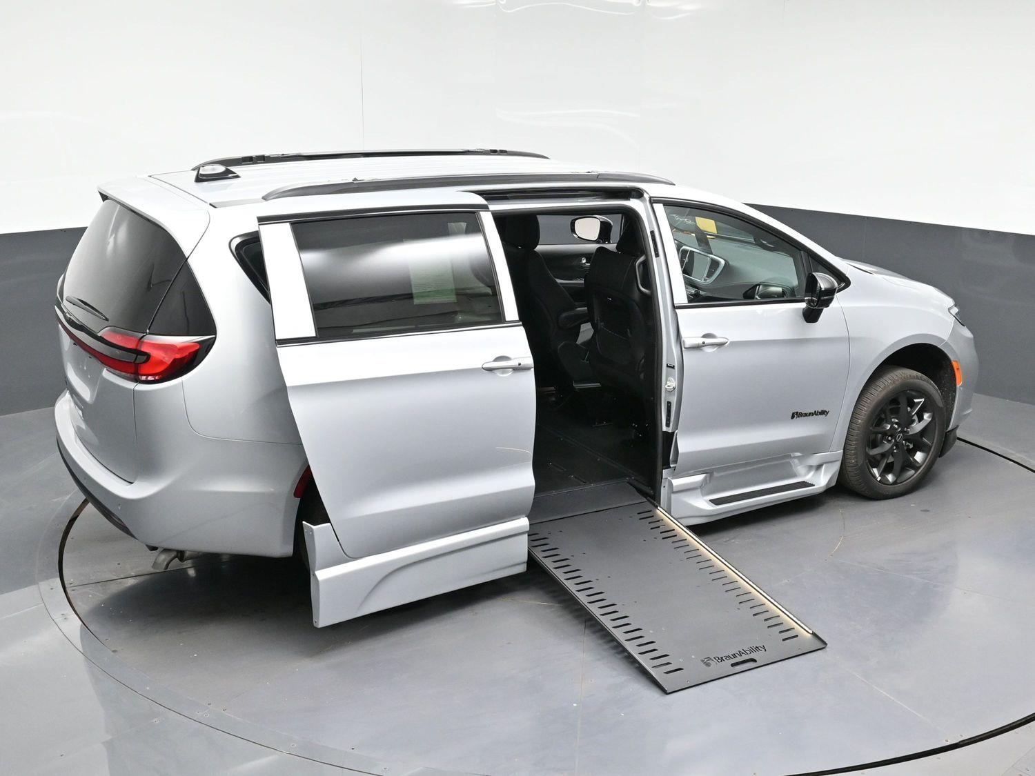 New 2026 Chrysler Pacifica Select