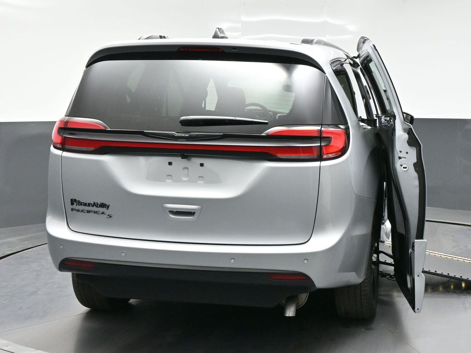 New 2026 Chrysler Pacifica Select
