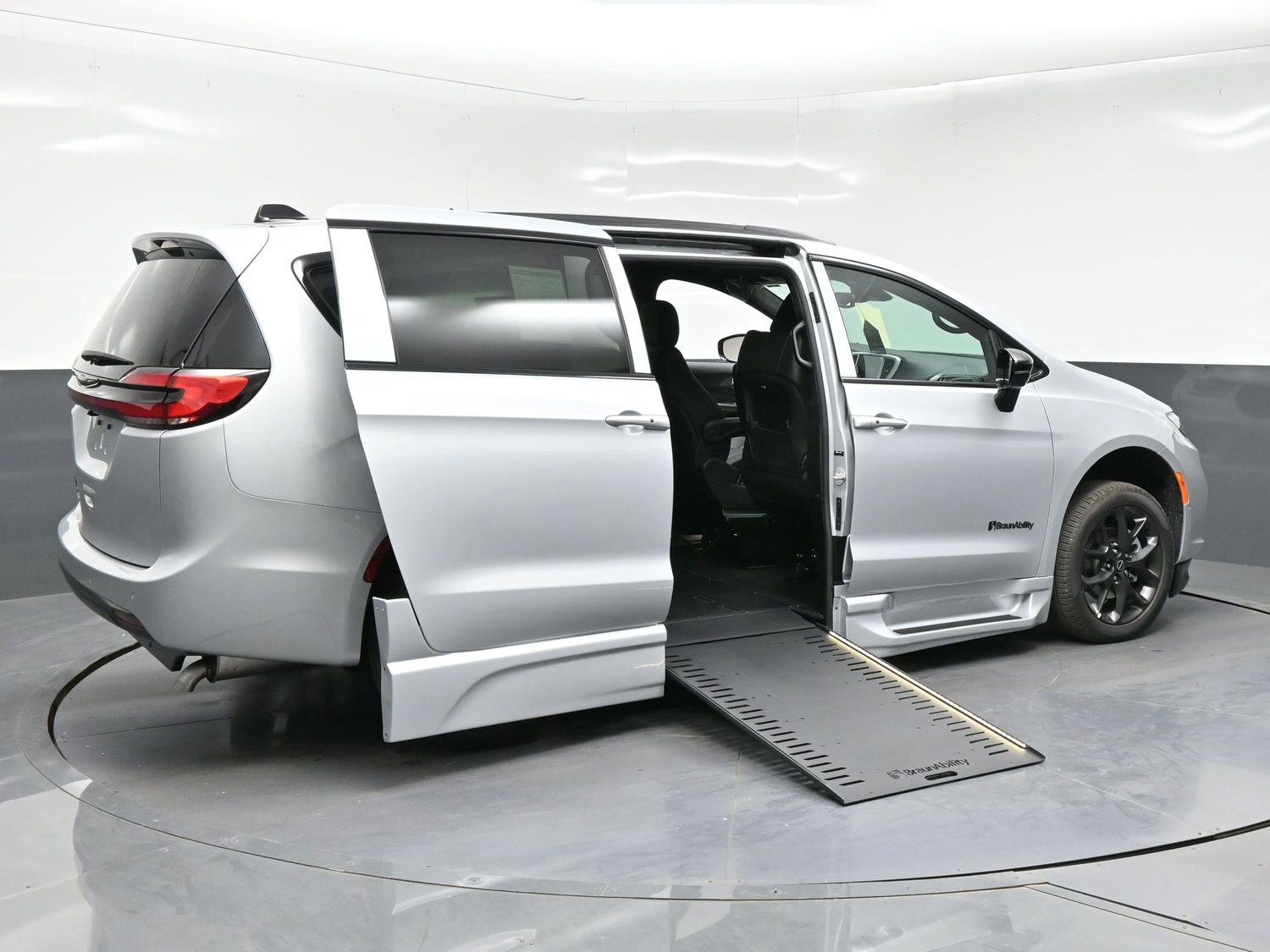 New 2026 Chrysler Pacifica Select