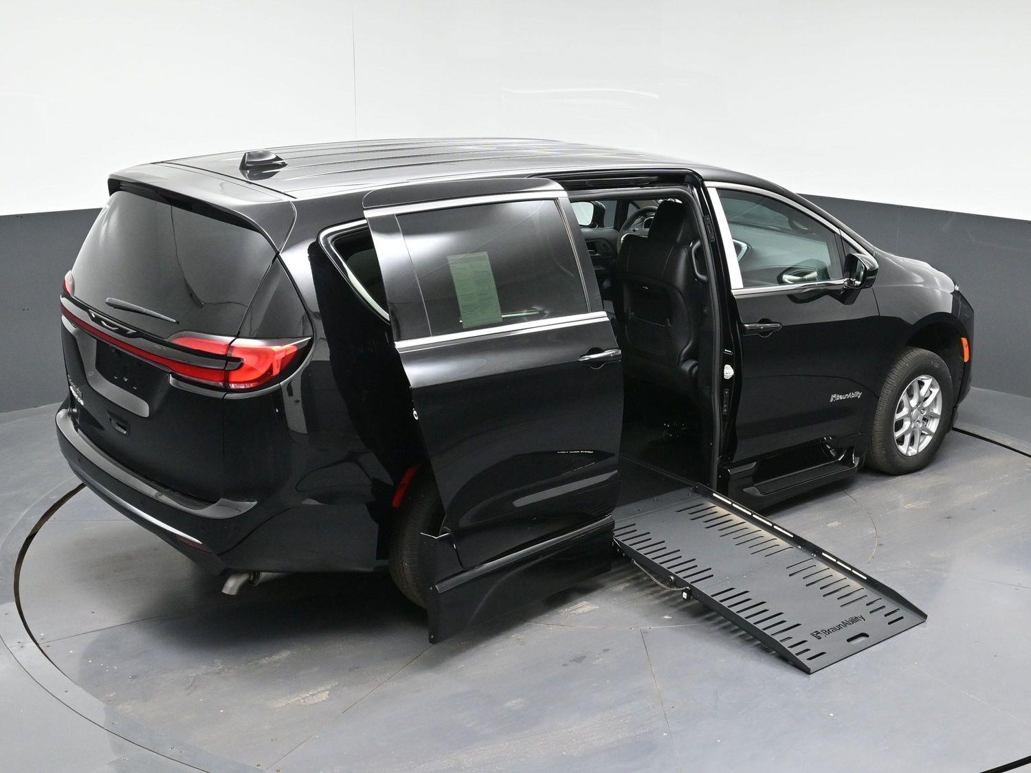 New 2027 Chrysler Pacifica Select