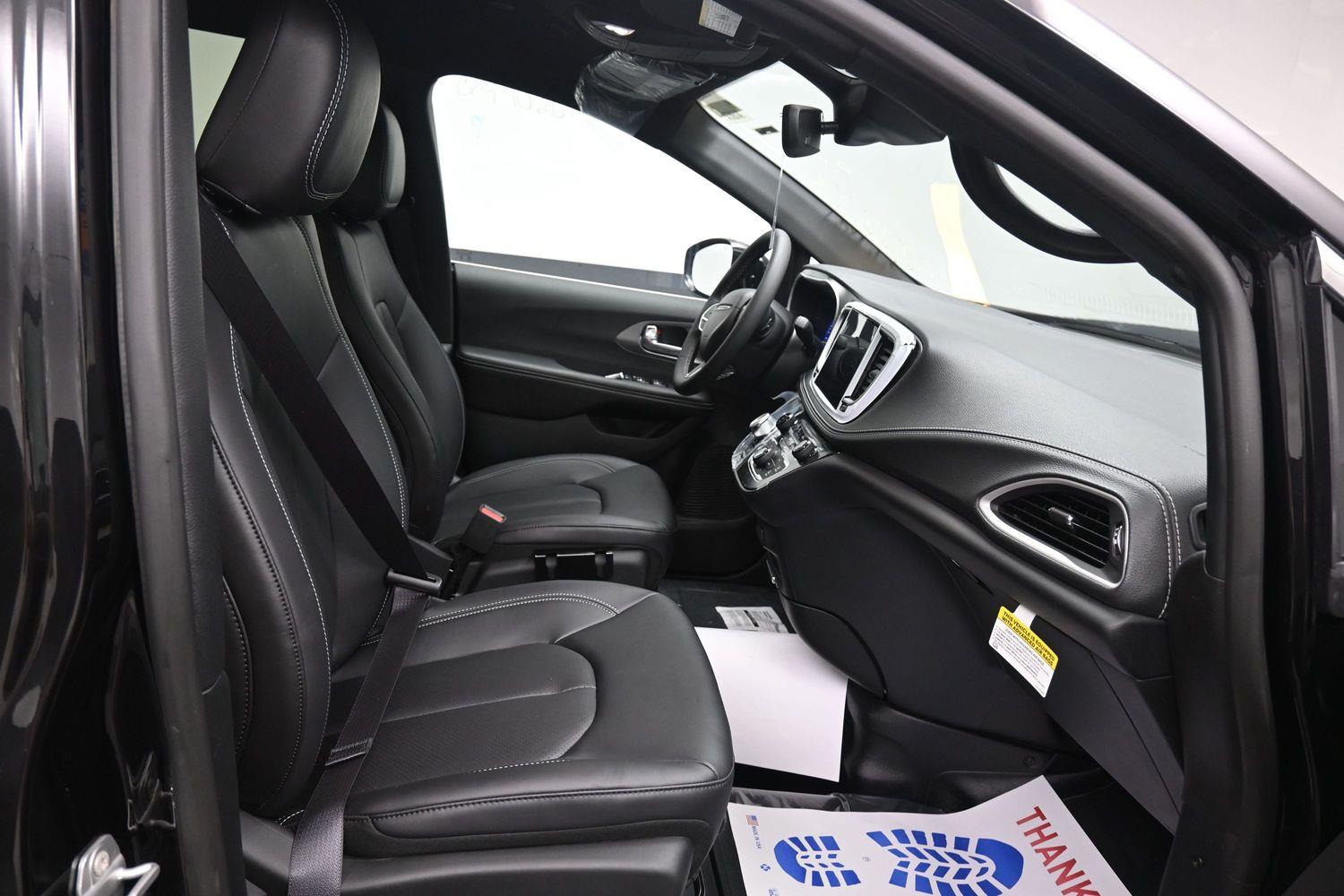New 2027 Chrysler Pacifica Select