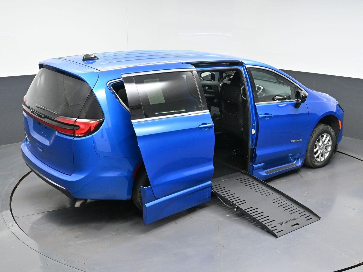New 2027 Chrysler Pacifica Select