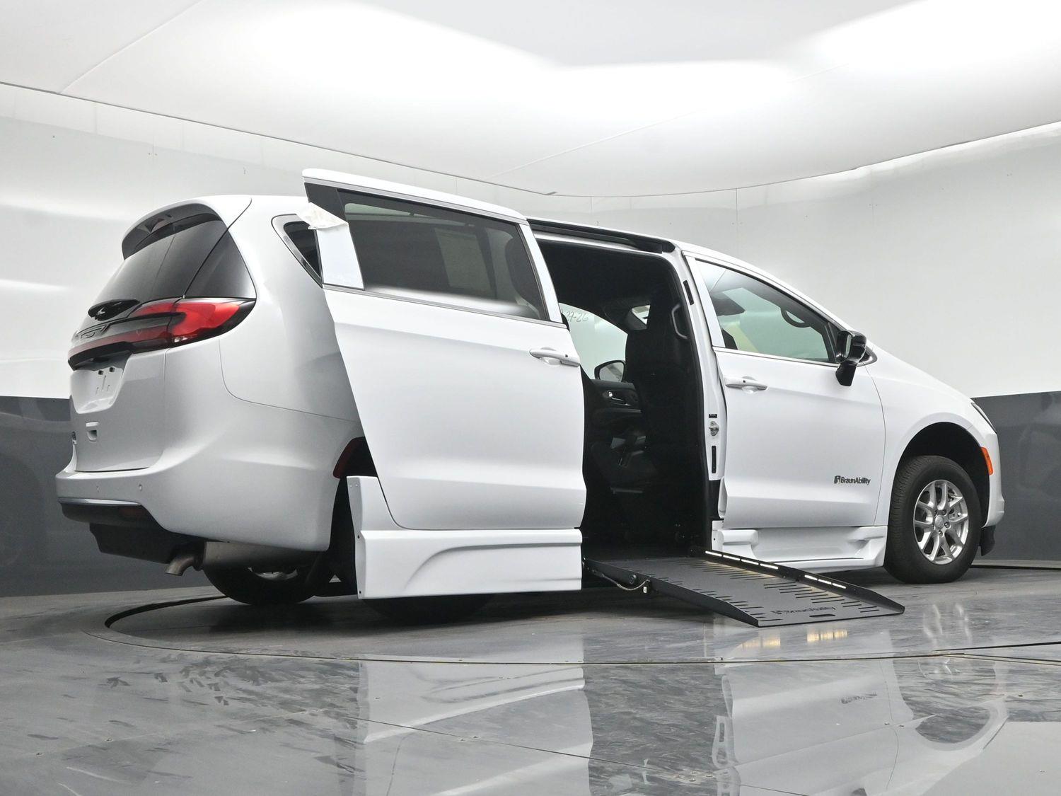 New 2027 Chrysler Pacifica Select