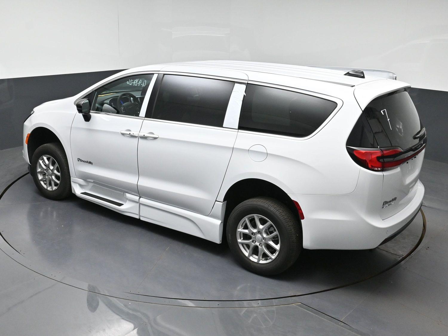 New 2027 Chrysler Pacifica Select