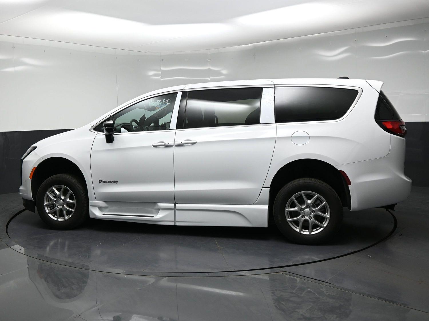 New 2027 Chrysler Pacifica Select