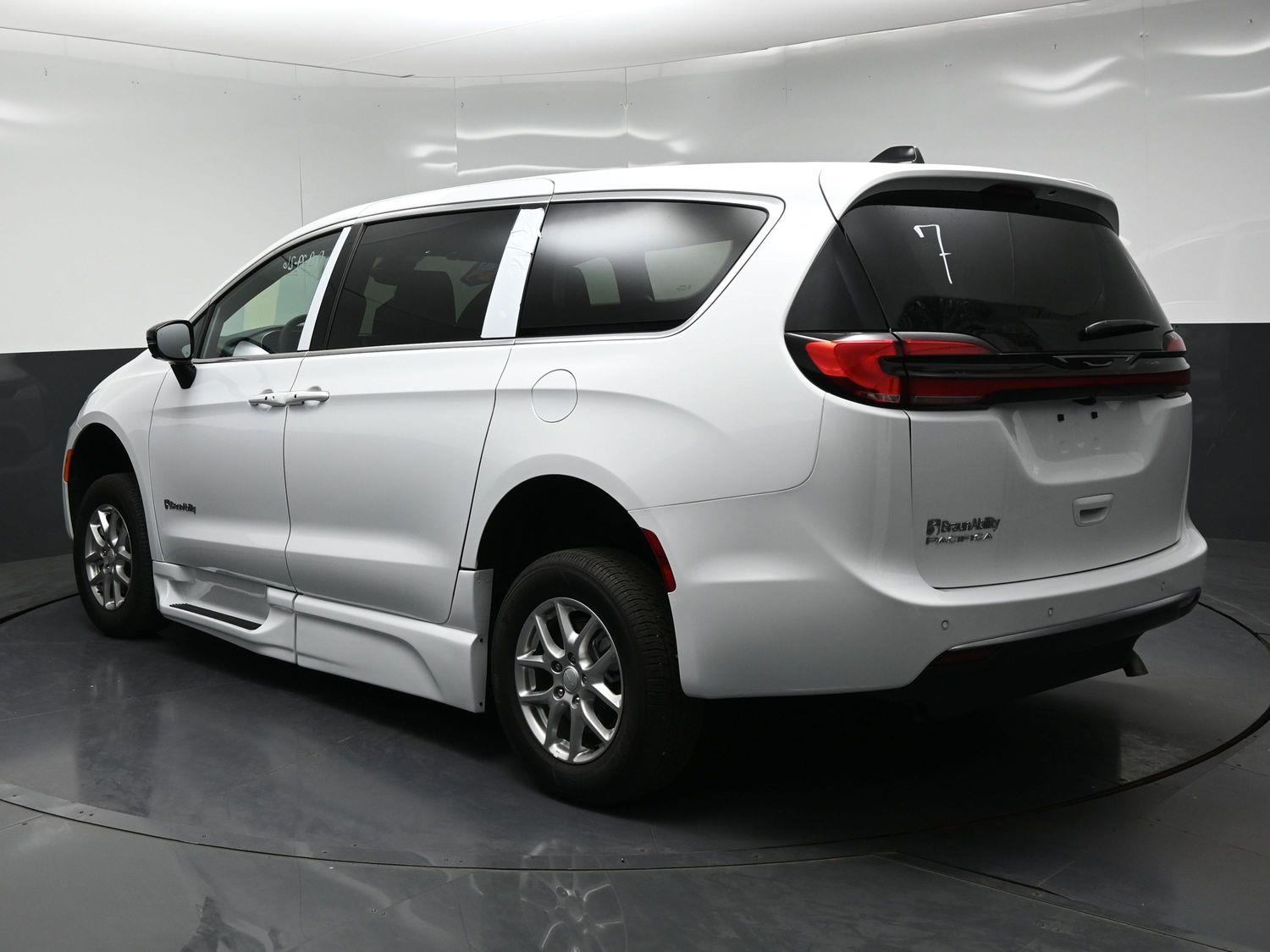 New 2027 Chrysler Pacifica Select