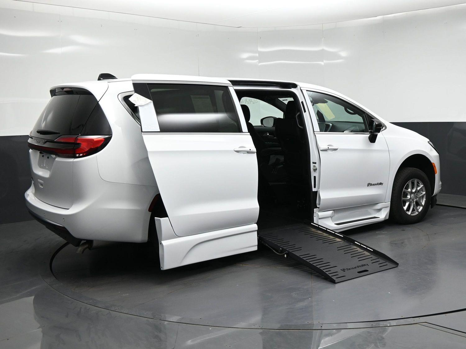 New 2027 Chrysler Pacifica Select