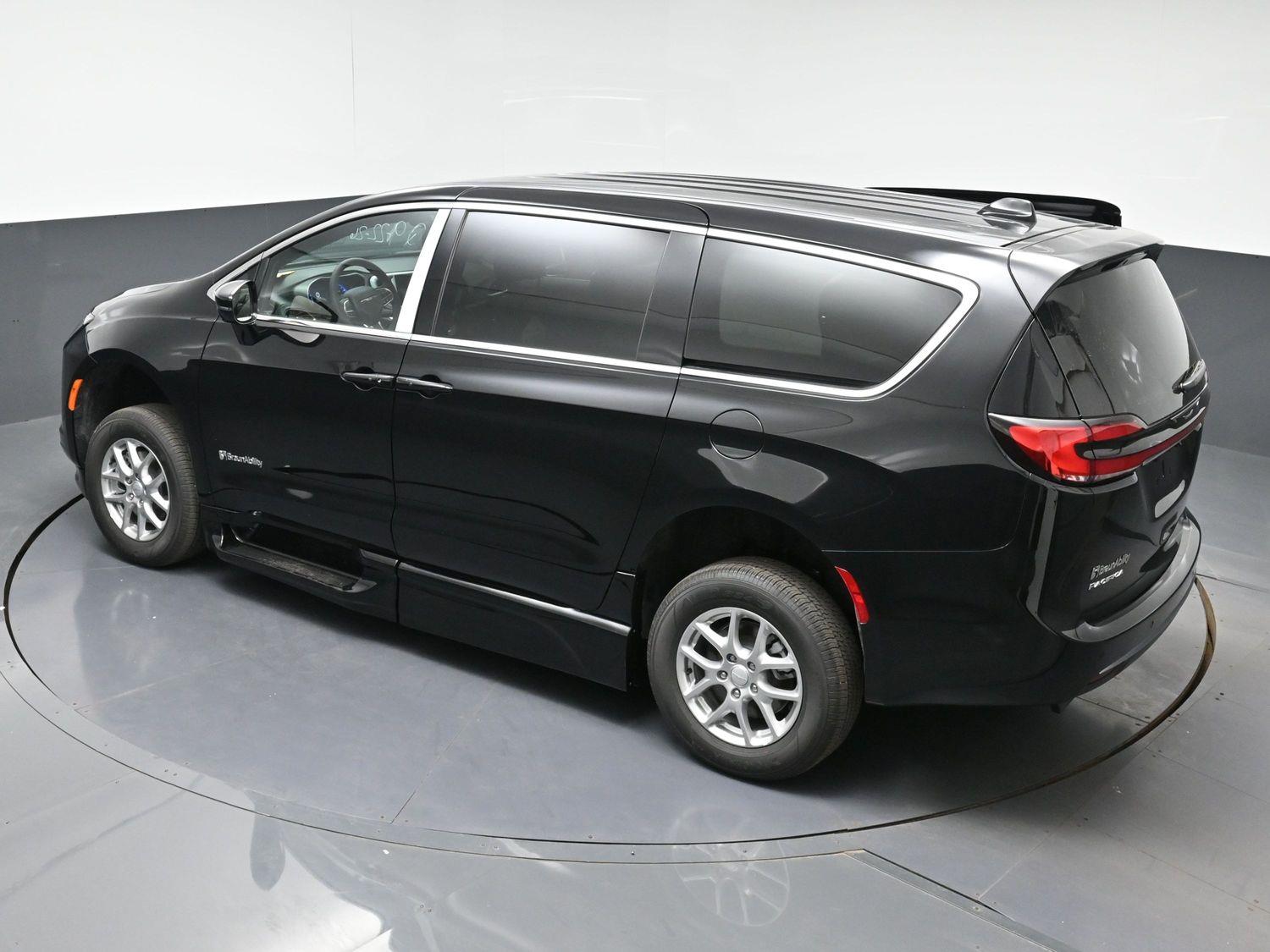 New 2027 Chrysler Pacifica Select