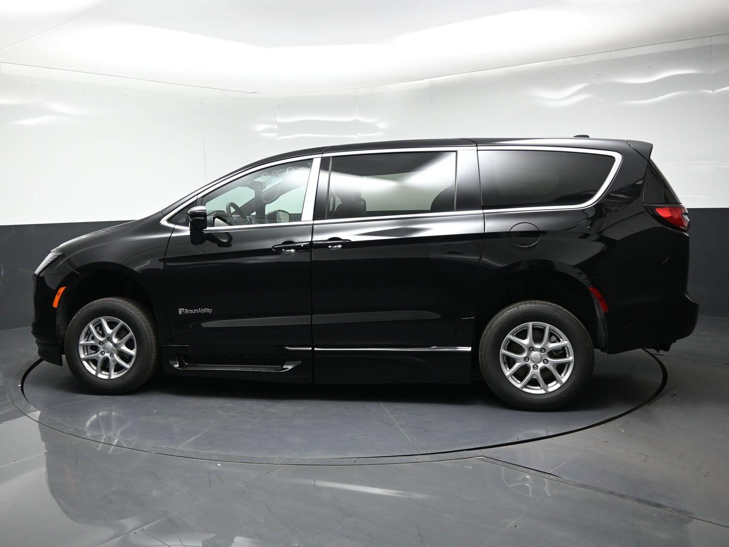 New 2027 Chrysler Pacifica Select