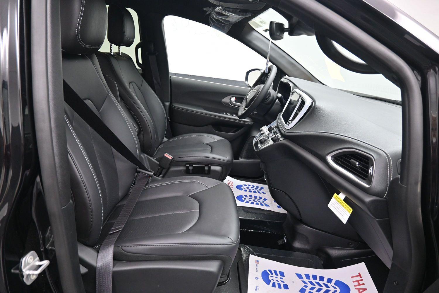 New 2027 Chrysler Pacifica Select