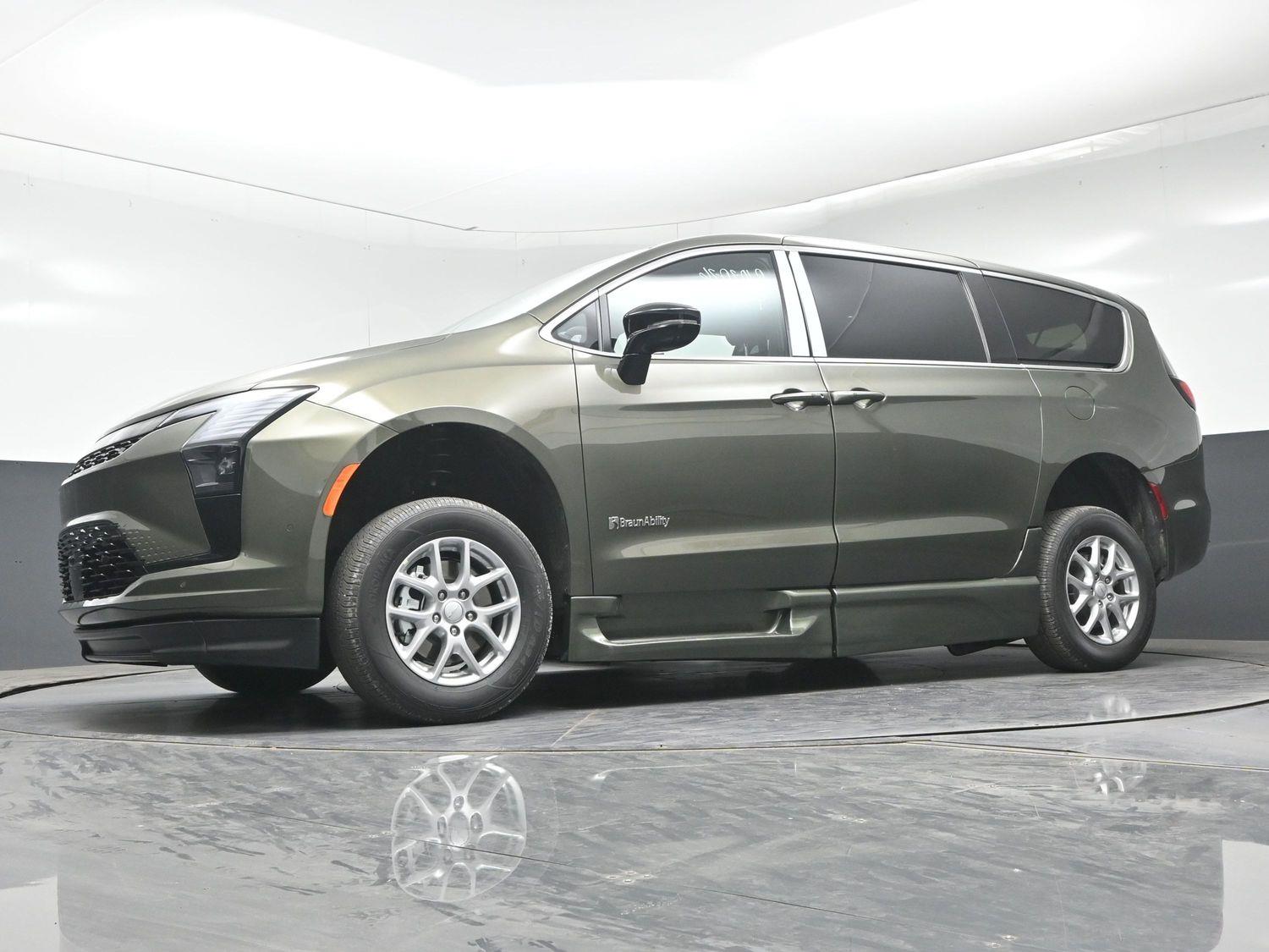 New 2027 Chrysler Pacifica Select