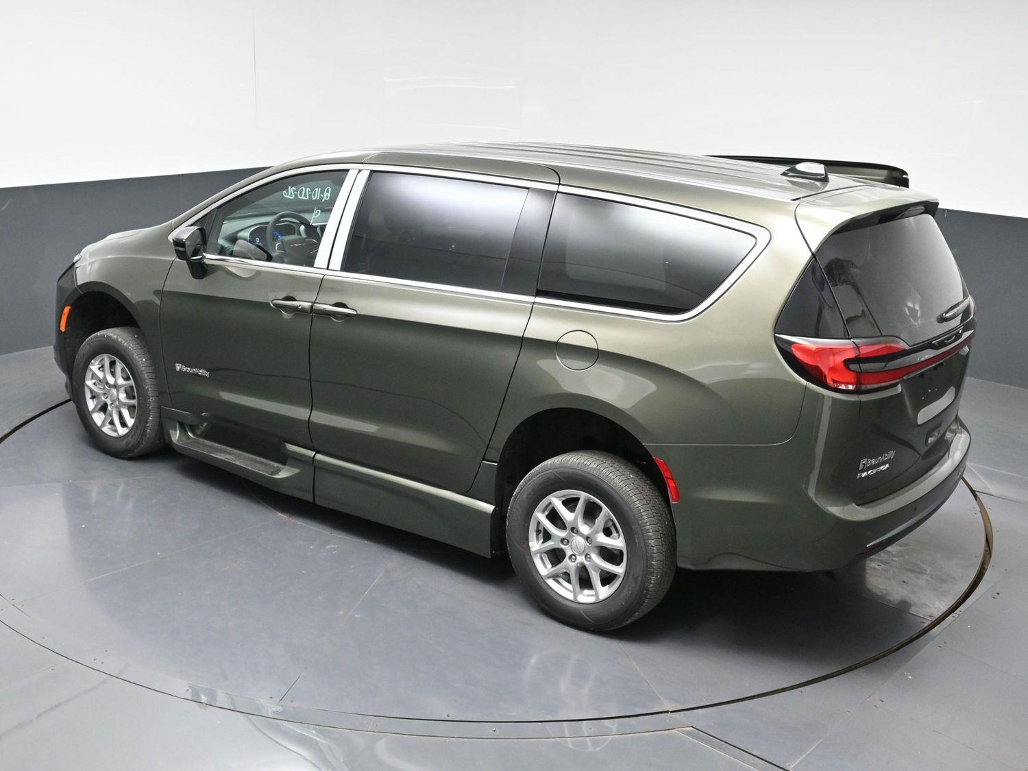 New 2027 Chrysler Pacifica Select