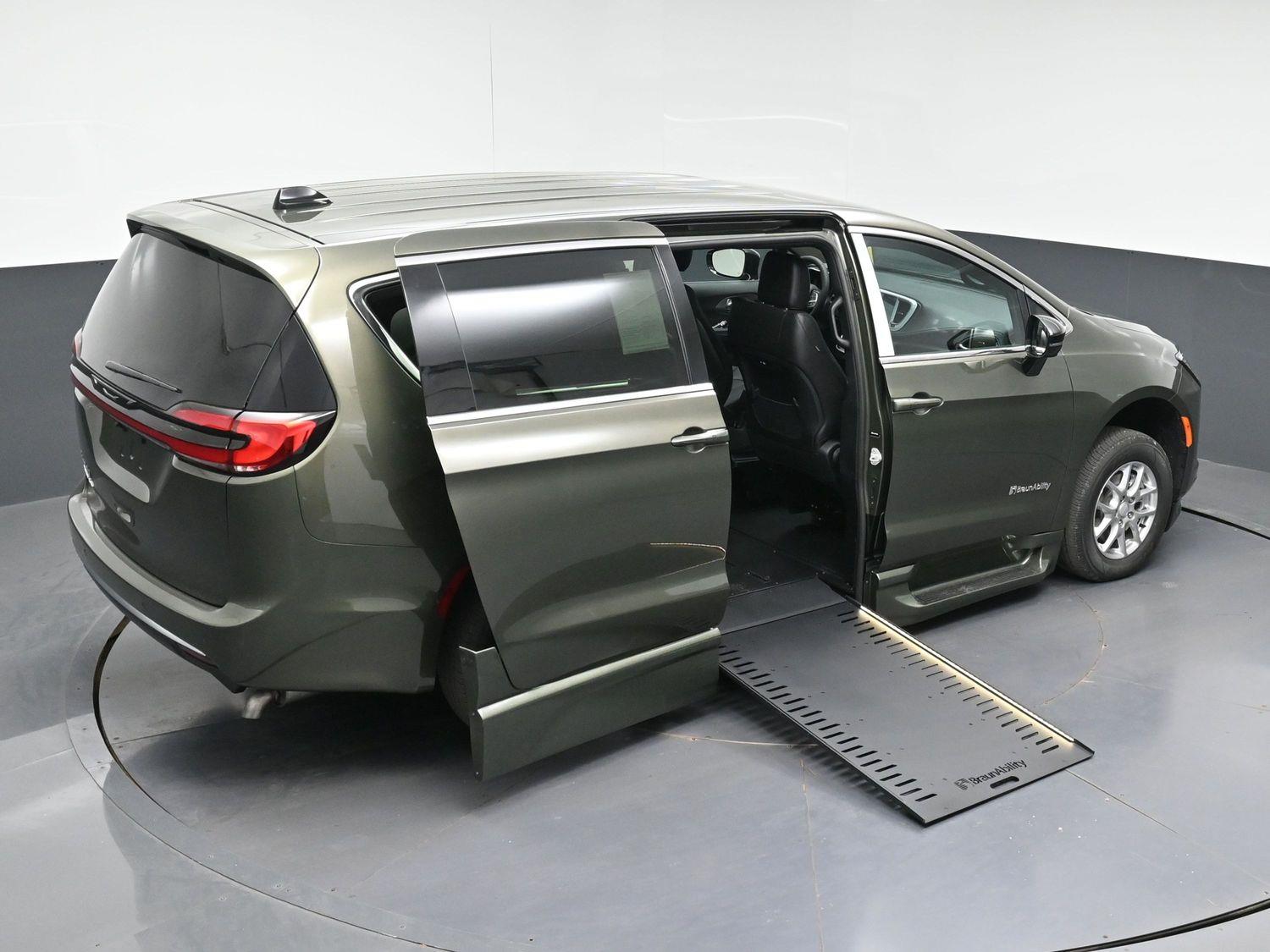 New 2027 Chrysler Pacifica Select