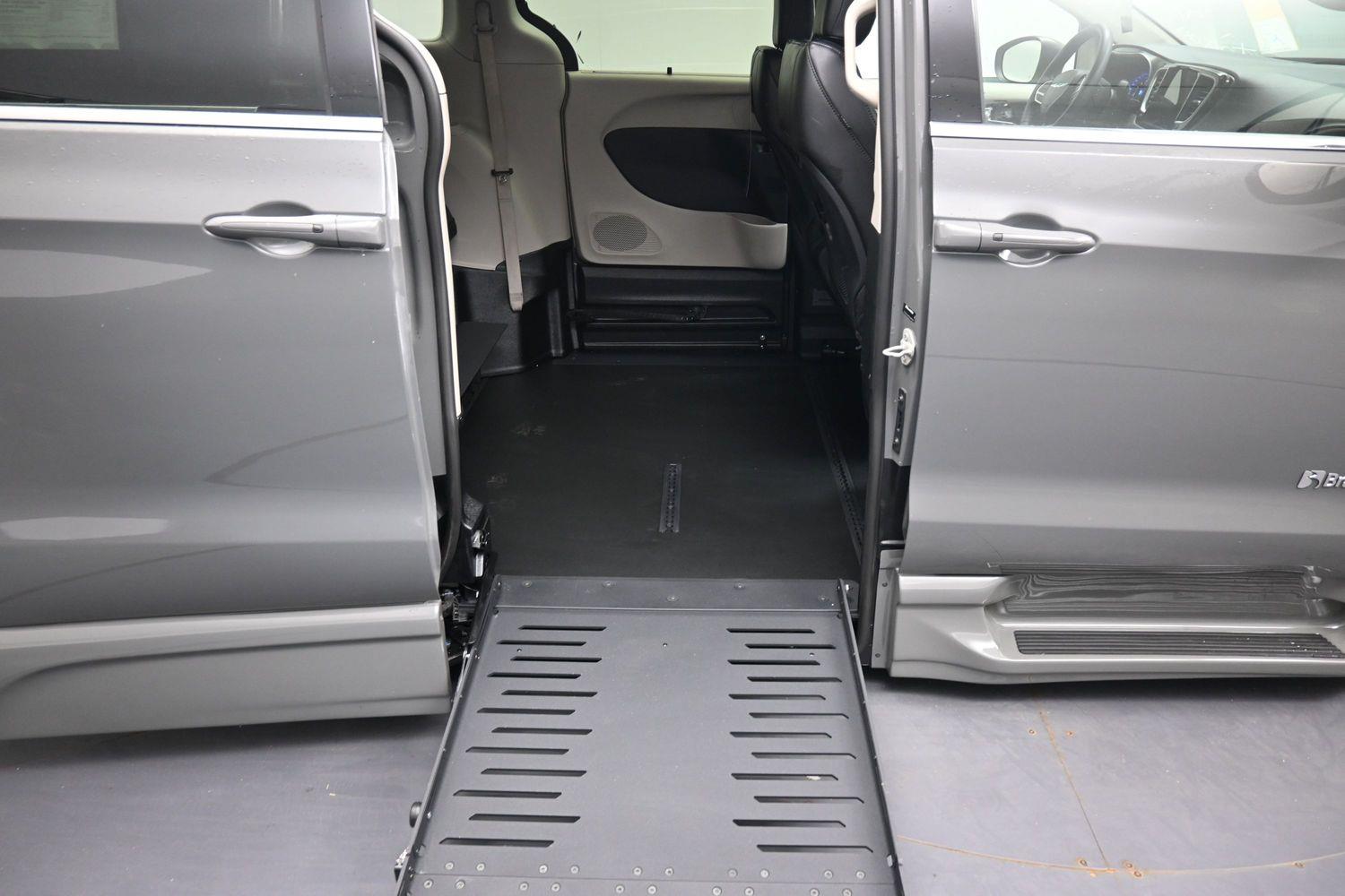 Pre-Owned 2023 Chrysler Pacifica Touring L