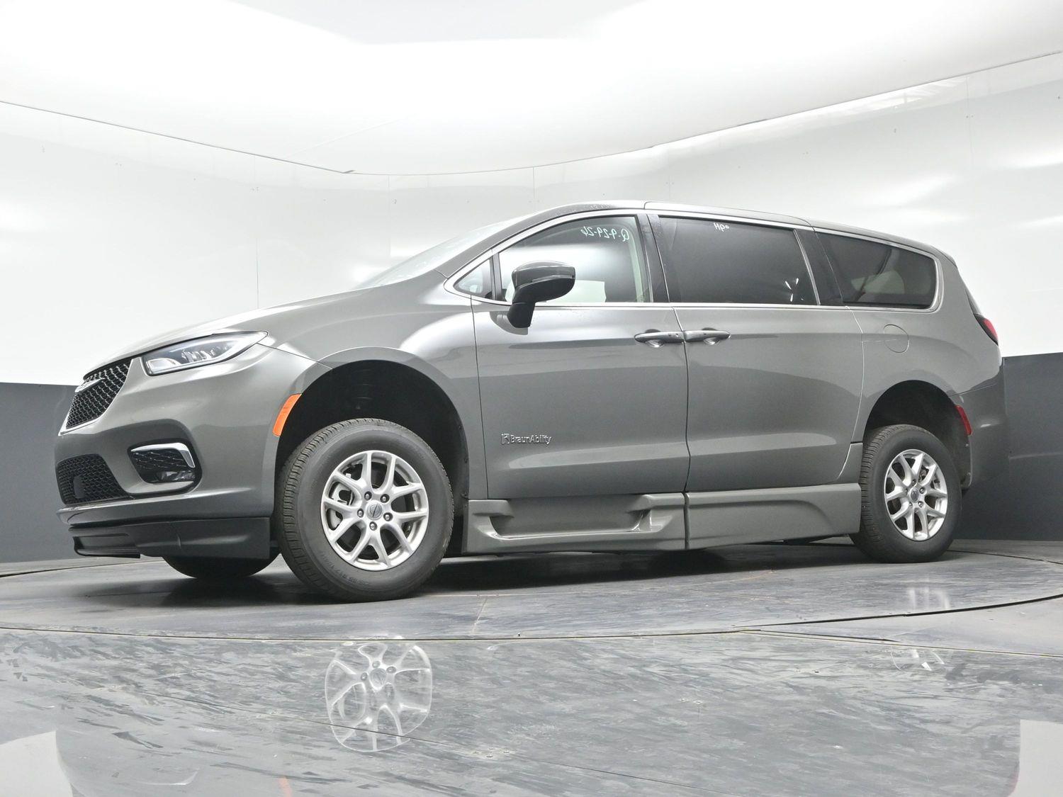 Pre-Owned 2023 Chrysler Pacifica Touring L