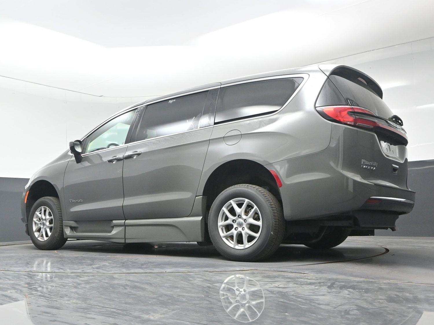 Pre-Owned 2023 Chrysler Pacifica Touring L