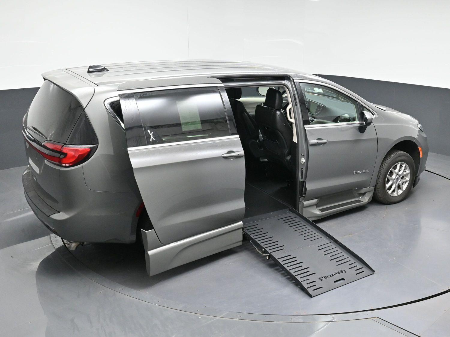 Pre-Owned 2023 Chrysler Pacifica Touring L