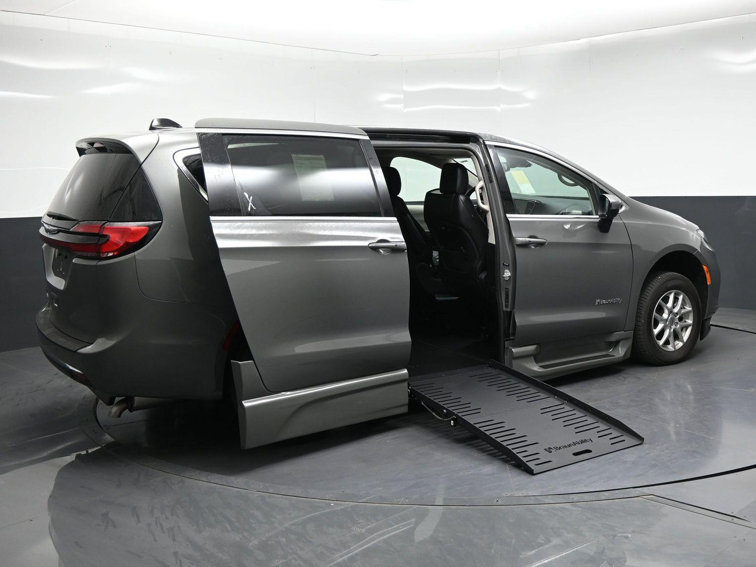 Pre-Owned 2023 Chrysler Pacifica Touring L
