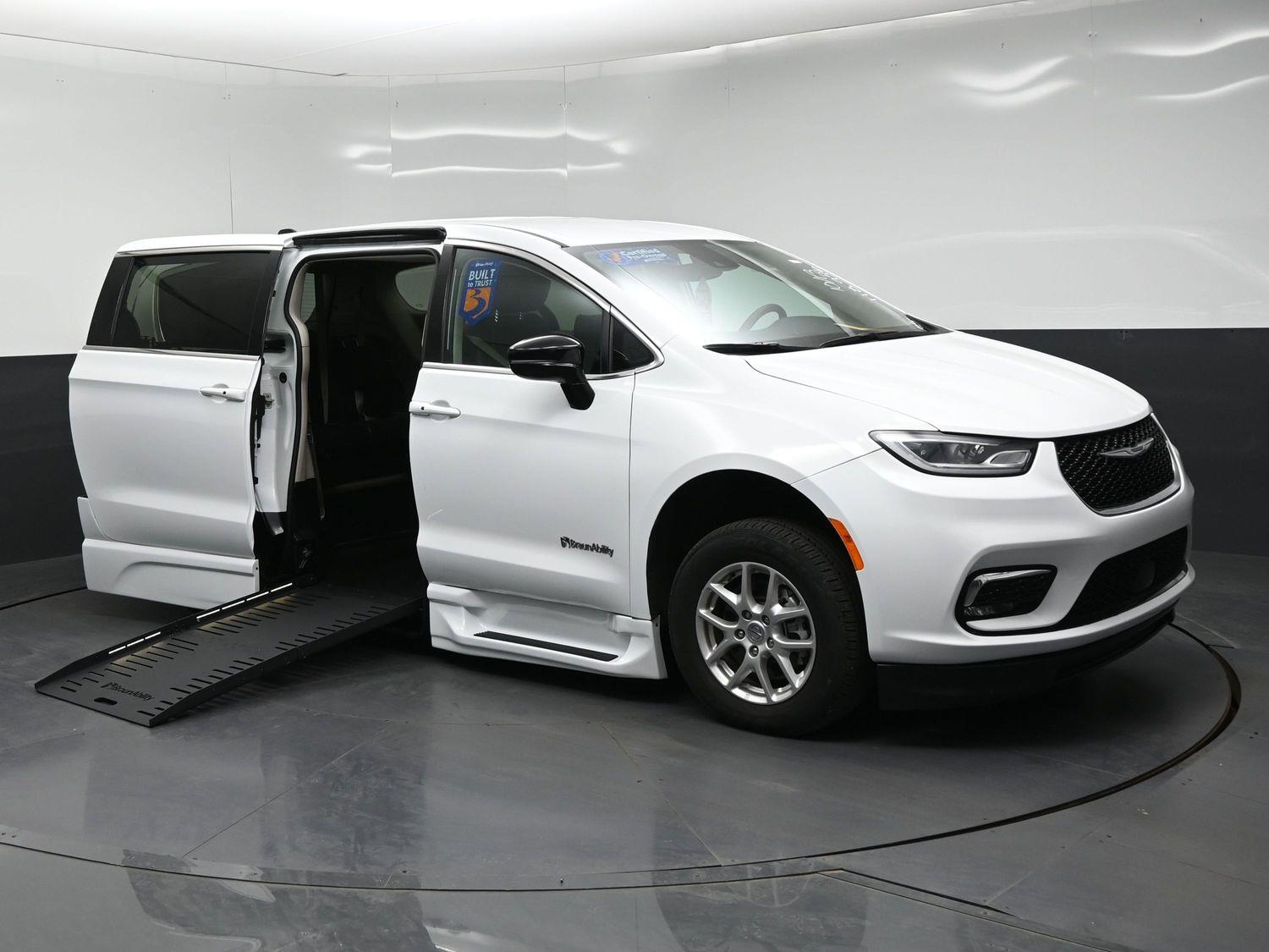 Certified Pre-Owned 2024 Chrysler Pacifica Touring L