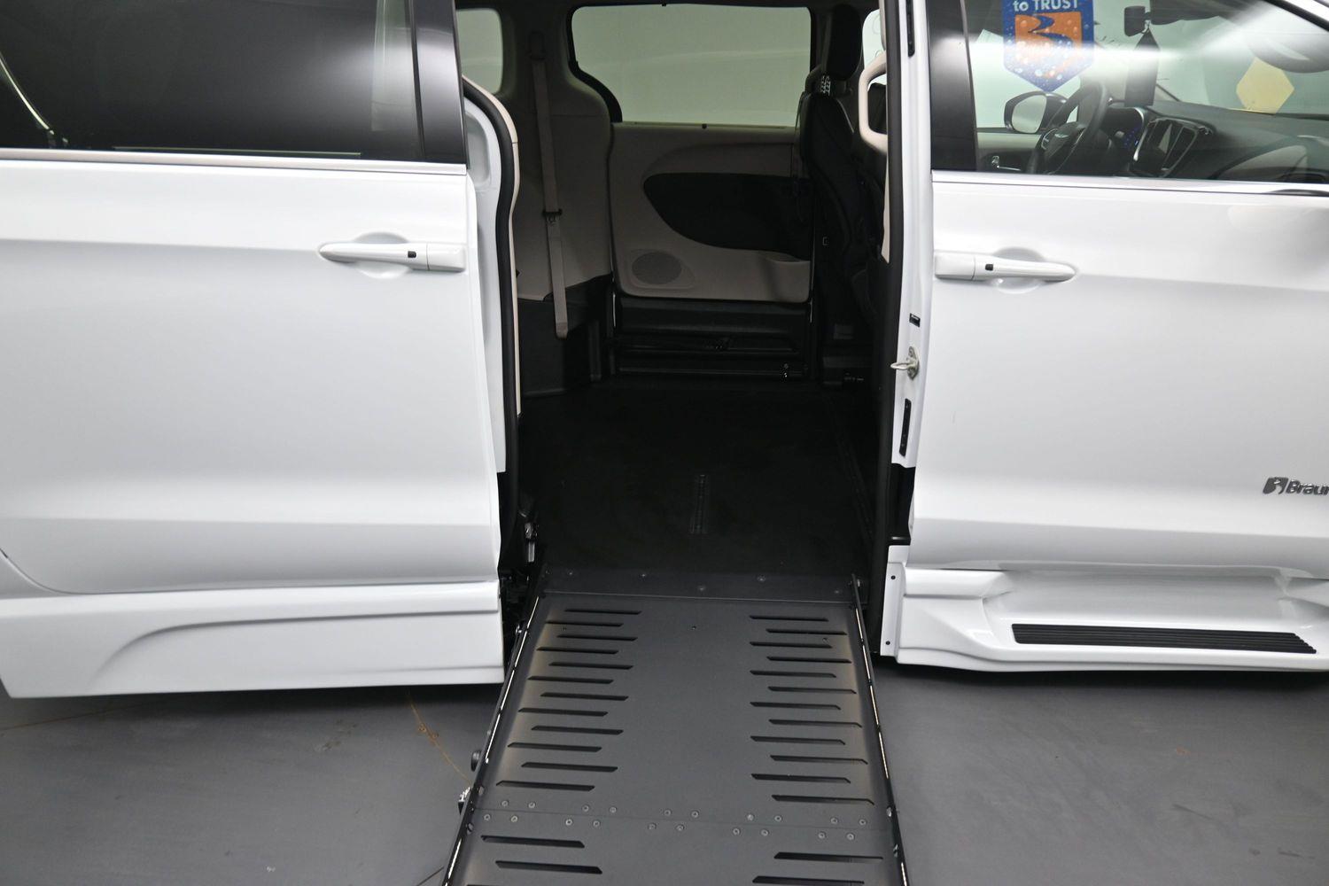 Certified Pre-Owned 2024 Chrysler Pacifica Touring L