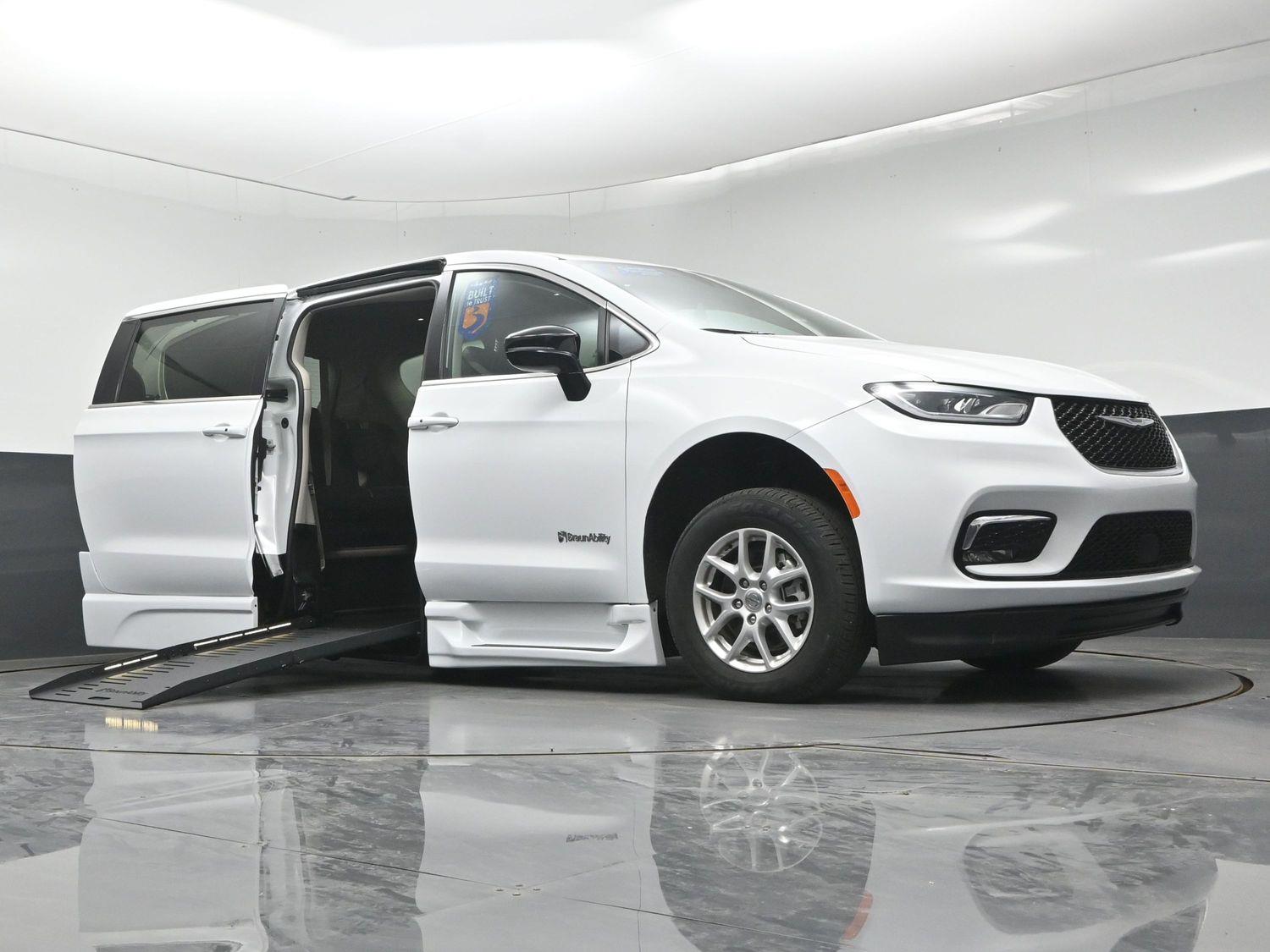 Certified Pre-Owned 2024 Chrysler Pacifica Touring L