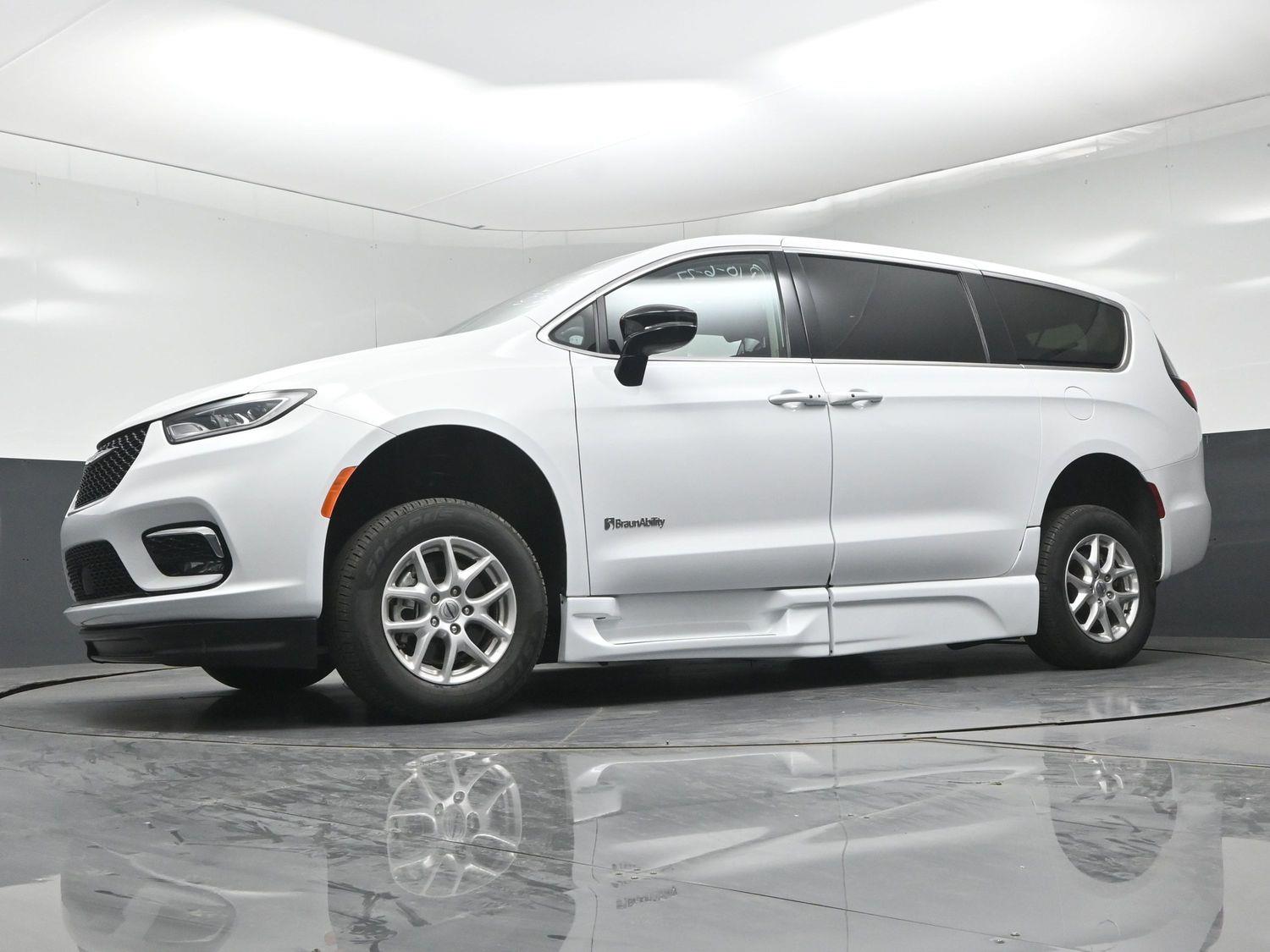 Certified Pre-Owned 2024 Chrysler Pacifica Touring L