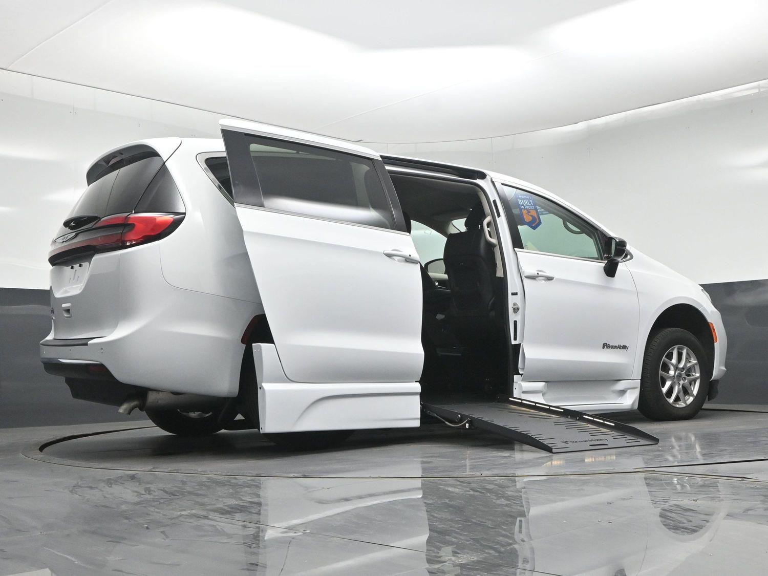 Certified Pre-Owned 2024 Chrysler Pacifica Touring L