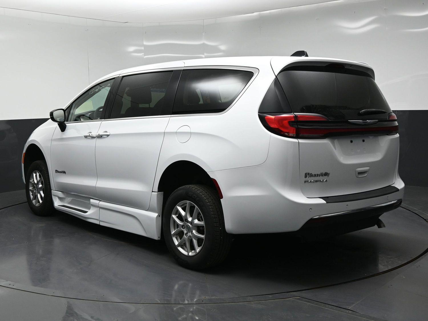 Certified Pre-Owned 2024 Chrysler Pacifica Touring L