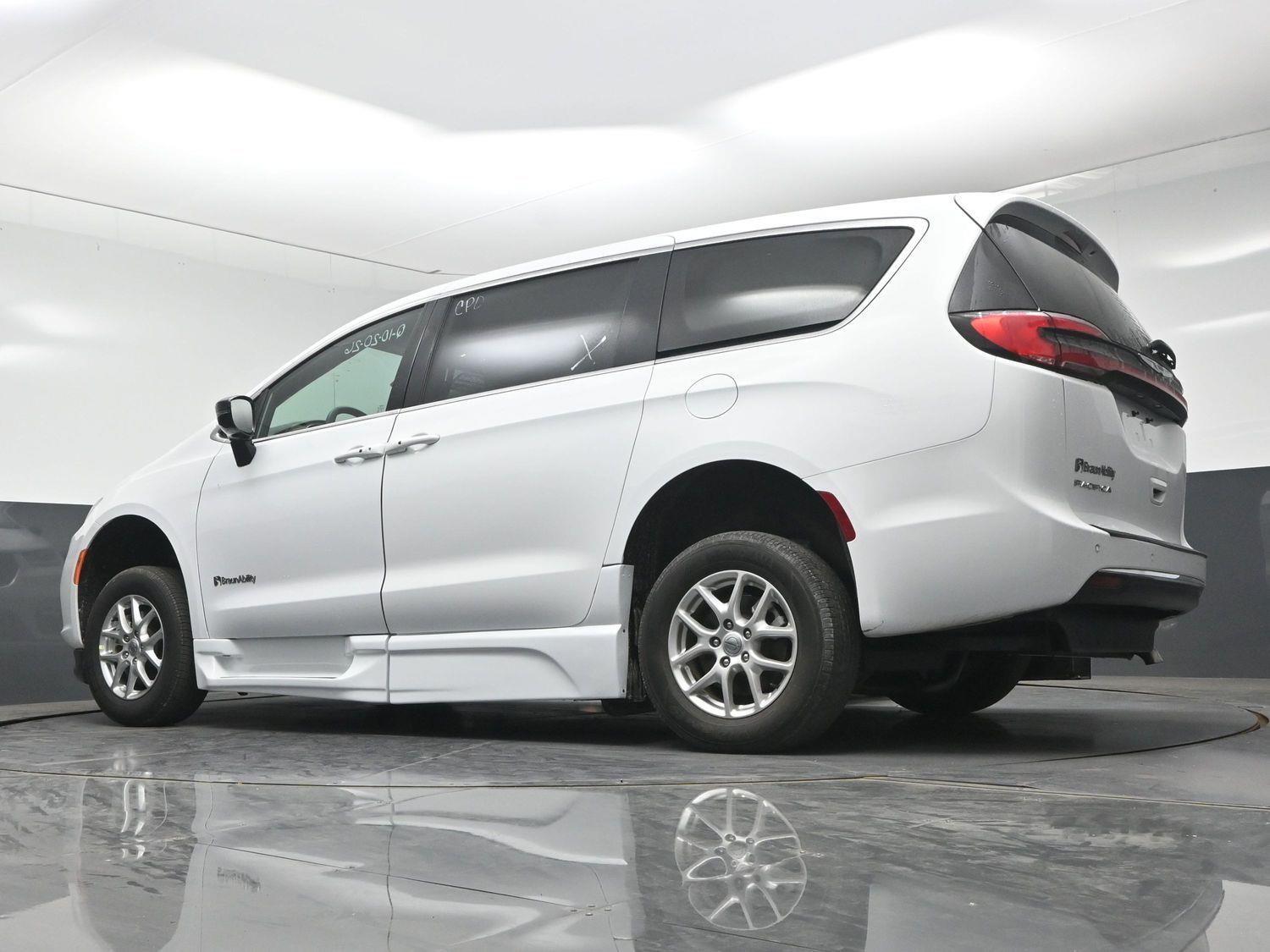 Certified Pre-Owned 2025 Chrysler Pacifica Select