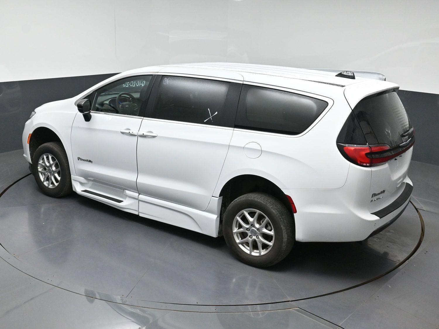 Certified Pre-Owned 2025 Chrysler Pacifica Select