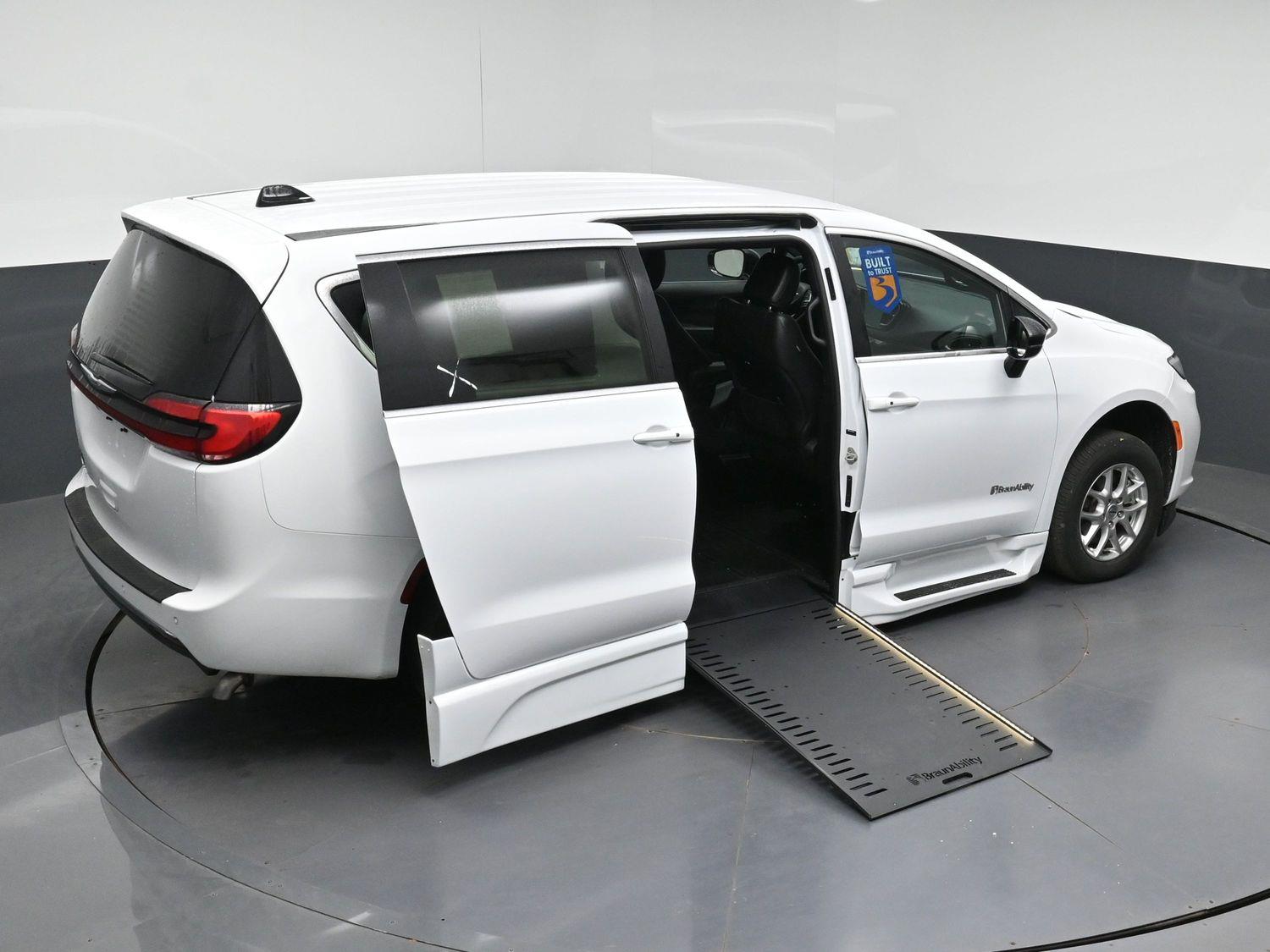 Certified Pre-Owned 2025 Chrysler Pacifica Select