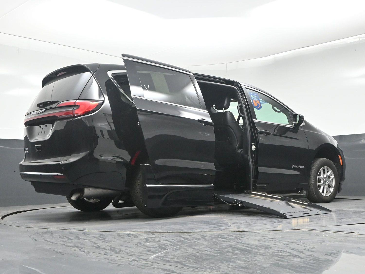 Certified Pre-Owned 2025 Chrysler Pacifica Select