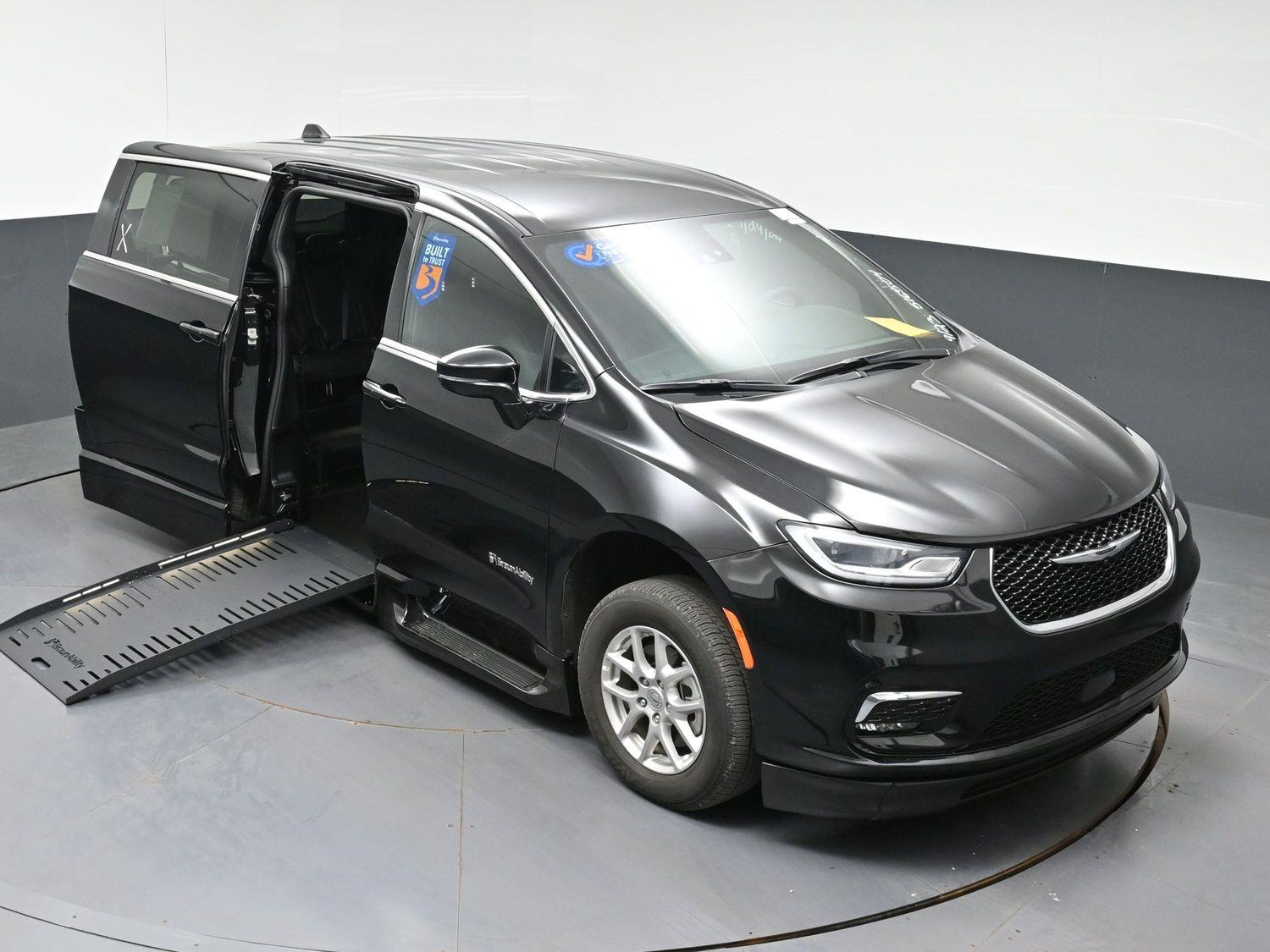 Certified Pre-Owned 2025 Chrysler Pacifica Select