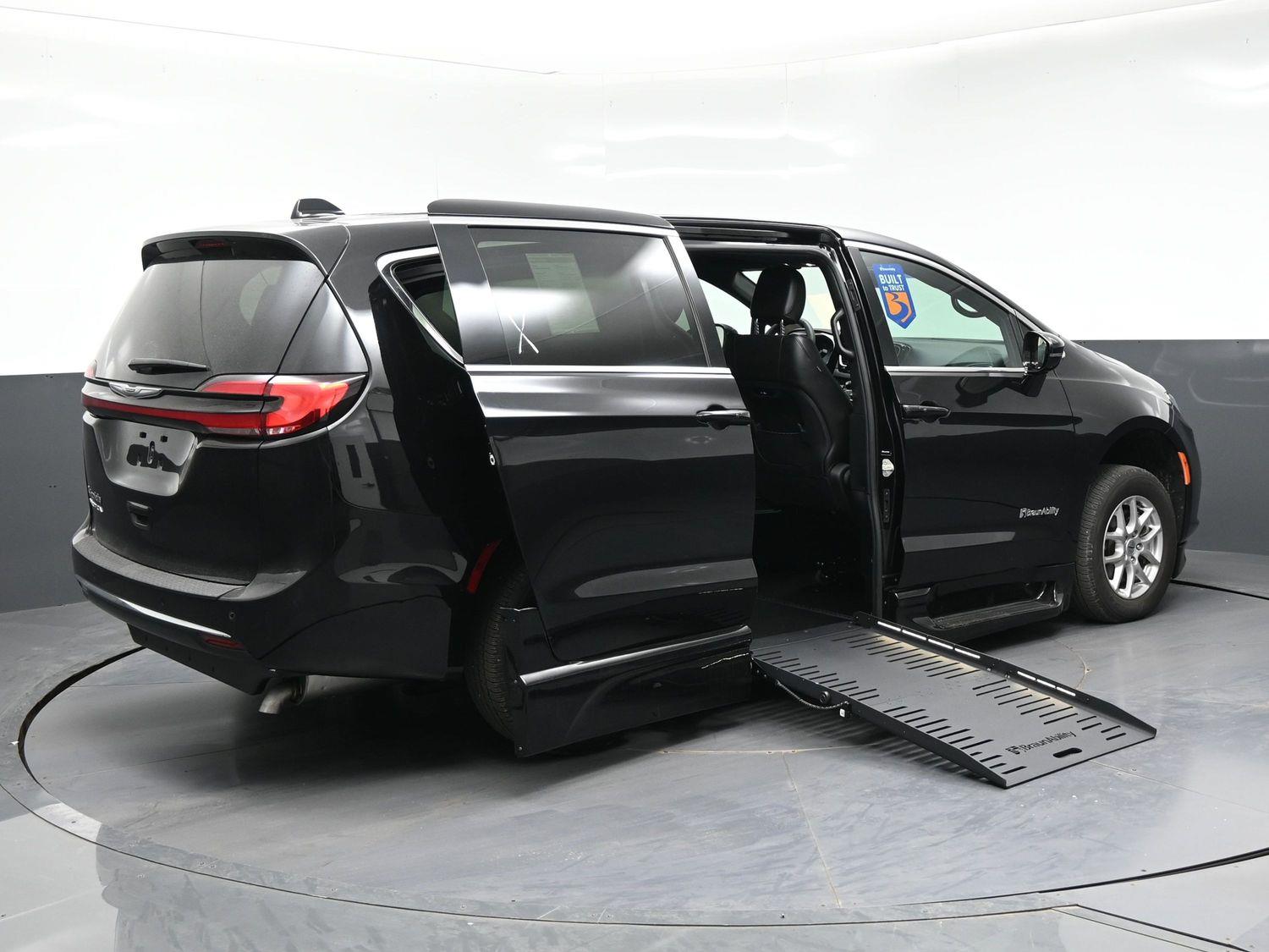 Certified Pre-Owned 2025 Chrysler Pacifica Select